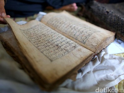 Al Quran Kuno Ini Ditulis Pakai Tangan dan Pemiliknya Misterius