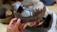 Sebuah sisir berbahan dasar kayu juga masih ada dan tersimpan rapi disebuah wadah meski bentuknya kini sudah tak sempurna seperti dulu.