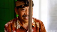 Selain Al Quran, yang dititipkan oleh seseorang misterius kepada nenek moyang warga Desa Tetebatu, ada juga benda-benda lainnya seperti keris masih tersimpan rapi di sana. Jadi tak hanya Al Quran, jubah, keris beserta beberapa barang milik orang misterius itu juga dititipkan bersama.