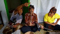 Al Quran dan benda-benda pusaka ini tidak boleh digunakan kecuali saat tradisi Maulid. Bale Maliq dijaga oleh seorang juru kunci yang bernama Amak Sukirman dan sudah berumur 90 tahunan.