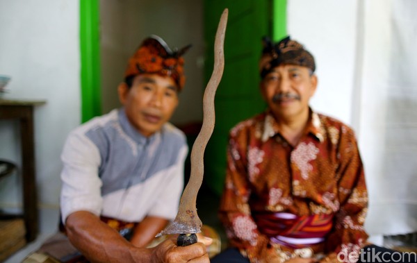 Al Quran ini ditulis dengan tangan, tulisan di tiap lembarnya beda-beda. Karena mungkin dulu yang nulis bukan satu orang. Al Quran ini ditempatkan di Bale Maliq atau rumah haram. Artinya tak sembarangan aktivitas yang bisa dilakukan di sini. Jangankan aktivitas, yang mau masuk saja dipilih oleh sang Al Quran. Al Quran ini ditulis dengan tangan, tulisan di tiap lembarnya beda-beda. Karena mungkin dulu yang nulis bukan satu orang. Al Quran ini ditempatkan di Bale Maliq atau rumah haram. Artinya tak sembarangan aktivitas yang bisa dilakukan di sini. Jangankan aktivitas, yang mau masuk saja dipilih oleh sang Al Quran.