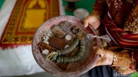 Pesan dari buyut kami, kalau Al Quran ini sudah dikenal, maka semua akan dibangun oleh pemerintah. Benar saja, saat ini Desa Tetebatu sudah dikenal oleh dunia. Saat gempa, pemerintah menyumbangkan bahan bangunan untuk Bale Maleq.