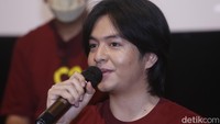 Tema keluarga kembali dibawa oleh Gina S. Noer dalam Cinta Pertama, Kedua & Ketiga. Dalam trailer Angga Yunanda terlihat menari. (Foto: Noel/detikcom) 