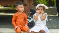 Kalau ini, gaya Kiano bareng putri Fitri Tropica, Sada Amina yang bergaya centil. Foto: dok. Instagram Baim dan Paula.