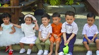 Lihat deh gaya Kiano bersama teman-teman sekolahnya. Bikin gemas ya. Foto: dok. Instagram Baim dan Paula.