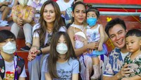 Wulan Guritno membawa dua anaknya, terlihat menikmati pertunjukan di Ocean Dream Ancol. Foto: dok. Instagram baim dan Paula.