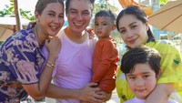 Nagita Slavina dan Rafathar pose bareng Baim Wong, Kiano dan Paula di Atlantis Water Adventure. Di sini, semua tamu ulang tahun Kiano boleh berenang sepuasnya. Foto: dok. Instagram Baim dan Paula.