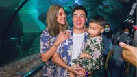 Saat datang, tamu undangan ulang tahun Kiano Tiger Wong akan dibawa ke area Sea World. Semua bisa melihat ikan-ikan yang ada di sana. Foto: dok. Instagram Baim dan Paula.