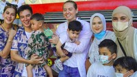 Roger Danuarta bersama Cut Meyriska dan anak mereka, serta Shireen Sungkar bersama Adam dan Hawa juga terlihat datang ke ulang tahun Kiano Tiger Wong. Foto: dok. Instagram Baim dan Paula.
