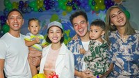 Di pesta itu juga datang artis-artis yang membawa anak mereka, seperti penyanyi Andien yang membawa Kawa dan Tabi. Foto: dok. Instagram baim dan Paula