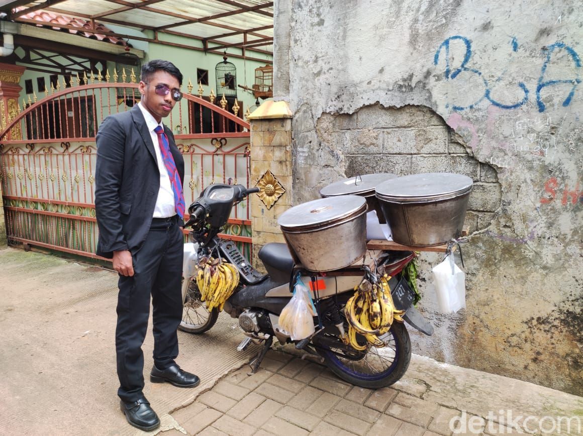 Bak Orang Kantoran! Tukang Bandeng Presto hingga Tahu Ini Pakai Jas dan Dasi