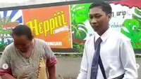 Selain Kevin penjual bandeng presto, penjual sayur di Lumajang juga menggunakan kemeja dan dasi saat berjualan. Adalah Wahyu yang jualan sayur kelling menggunakan motor. Foto: Instagram kisahsemangat