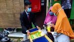 Bak Orang Kantoran! Tukang Bandeng Presto hingga Tahu Ini Pakai Jas dan Dasi