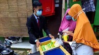 Penampilan penjual Tahu Enjoy ini benar-benar menarik perhatian warga. Mereka jadi semangat membeli tahu kuning dan tahu putih yang dijajakan. Foto: Instagram tahuenjoy99