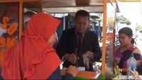 Di Jember, penjual bakso bernama Muji menjadi sorotan. Berjualan di kawasan Pasar Kecamatan Jenggawah, ia mengenakan jas, dasi dan bahkan sepatu pantofel! Foto: Yakub Mulyono/detikcom