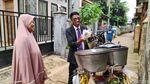 Bak Orang Kantoran! Tukang Bandeng Presto hingga Tahu Ini Pakai Jas dan Dasi