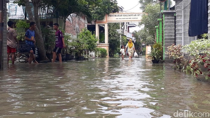 Banjir melanda permukiman warga di Desa Kalianyar, Kecamatan Kapas, Bojonegoro. Banjir terjadi mulai dini hari dan hingga kini terus naik, terutama di Perumahan Kalianyar Permai.