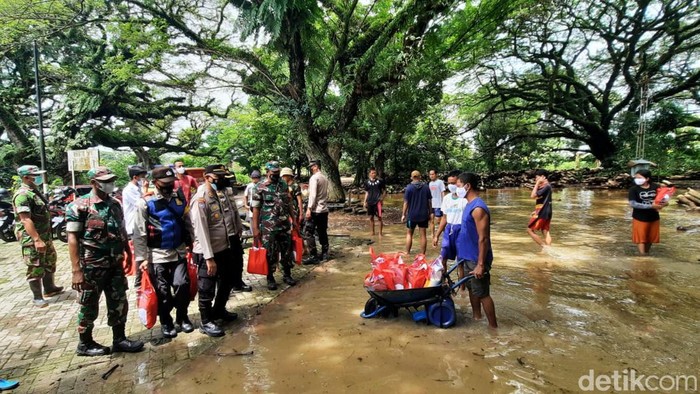Hingga sore tadi, banjir masih melanda permukiman warga Kalianyar dan Sukorejo, Bojonegoro. Puluhan warga Sukorejo tak bisa beraktivitas karena banjir sekitar 50 sentimeter.
