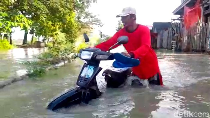 Sungai Bengawan Njero di Lamongan kembali meluap. Kali ini banjir lebih parah, jalan antarkecamatan terendam hingga satu meter.
