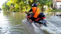 Sungai Bengawan Njero Lamongan Meluap, Banjir Di Jalan Hingga Satu Meter