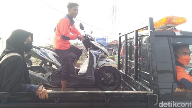 Sungai Bengawan Njero di Lamongan kembali meluap sehingga jalan antarkecamatan terendam hingga satu meter. Ojek motor roda tiga beraksi membantu warga.