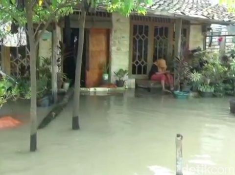 Sungai Bengawan Njero di Lamongan kembali meluap. Kali ini banjir lebih parah, jalan antarkecamatan terendam hingga satu meter.