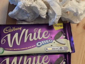 Duh! Pria Ini Hanya Dapat Cokelat Usai Menantikan iPhone 13 Miliknya