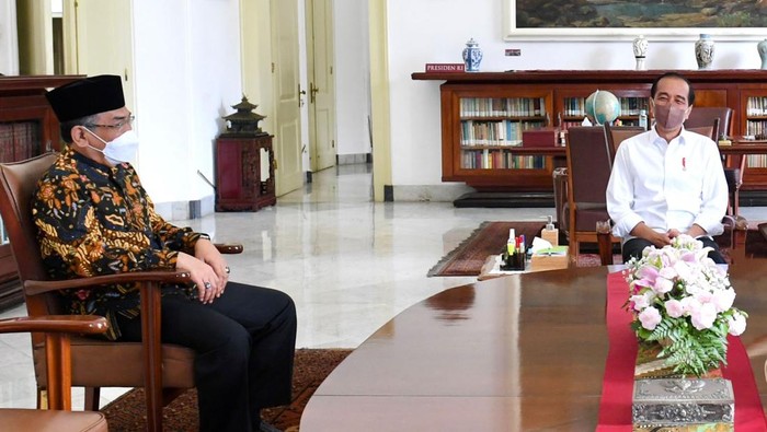 Presiden Joko Widodo (Jokowi) menerima Ketua Umum Pengurus Besar Nahdlatul Ulama (PBNU) terpilih, KH Yahya Cholil Staquf atau Gus Yahya di Istana Kepresidenan Bogor. Gus Yahya datang untuk melaporkan hasil Muktamar ke-34 NU beberapa waktu lalu di Lampung.