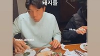 Sebagai pemain bola, Shin Jae-won sangat memperhatikan pola makannya. Namun sesekali ia juga hobi makan hidangan Korea. Terlihat ada kimchi di menu makanannya.  Foto: Instagram @shin_jaewon