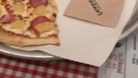 Makanan Italia pun jadi salah satu favoritnya. Terlihat dalam unggahan video insta story saat Shin Jae-won asyik menikmati pizza dengan topping pepperoni dan keju.  Foto: Instagram @shin_jaewon