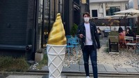 Bergaya di sebelah patung es krim menjadi bukti bahwa Shin Jae-won juga doyan es krim. Ia bahkan mengunggah beberapa pose di sebelah es krim cone raksasa ini.  Foto: Instagram @shin_jaewon