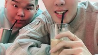 Pemilik tinggi badan 183 sentimeter ini juga terlihat asyik menikmati minuman bersama temannya. Sluurp! Segelas minuman yang dinikmati ini mirip es kopi.  Foto: Instagram @shin_jaewon