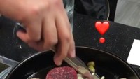 Pria kelahiran Korea Selatan yang kini berusia 23 tahun ini doyan banget kulineran. Ia pernah mengunggah momennya saat makan steak bersama teman-temannya. Foto: Instagram @shin_jaewon