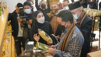BSI UMKM Center merupakan wadah bagi para pelaku UMKM untuk mengembangkan bisnisnya bersama BSI melalui fasilitas pembiayaan, pelatihan go digital dan sinergi lainnya.