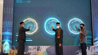 Direktur Utama PT Bank Syariah Indonesia Tbk (BSI) Hery Gunardi (kanan) bersama Wali Nanggore Aceh Paduka Yang Mulia Tengku Malik Mahmud Al Haythar (tengah) dan Staff Ahli Gubernur Aceh Bidang Perekonomian Keuangan dan Pembangunan Iskandar Syukri (kiri) saat meresmikan UMKM Centre di Banda Aceh, Rabu (29/12).