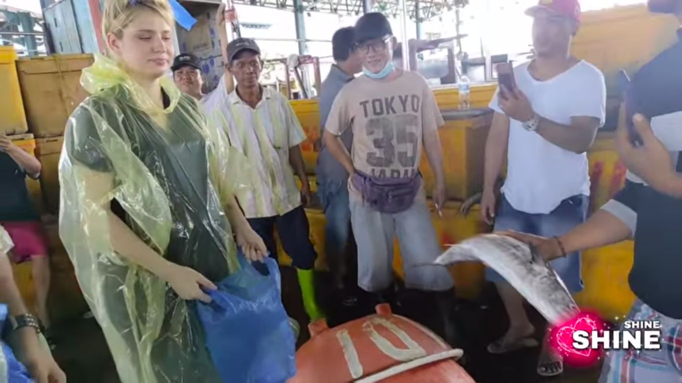 Ngakak! Bule Rusia Belanja Ikan di Pasar Muara Angke Tawar Harga jadi Lebih Mahal