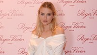 Posturnya yang setinggi 1,7 meter membuat Camille Razat sangat cocok buat berjalan di atas catwalk. (Foto: Getty Images For Roger Vivier/Francois Durand)  