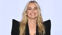 Camille Razat kemudian digaet buat main di proyek Netflix Emily In Paris sejak tahun 2020. Serial ini masuk season 2 dan sudah tayang di platform streaming tersebut. (Foto: Getty Images For Balmain/Anthony Ghnassia) 
