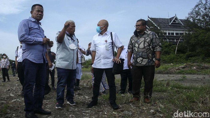 Komisi B DPRD DKI Jakarta meninjau lokasi Sirkuit Formula E di Ancol, Jakarta. Lahan ini ternyata dulunya merupakan rawa-rawa dan pembuangan lumpur hasil proyek.