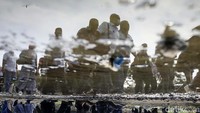 Jalanan di sekitar lokasi itu tampak berlumpur dan tidak rata. Puing-puing batu hingga sampah berserakan di sekitar lokasi.