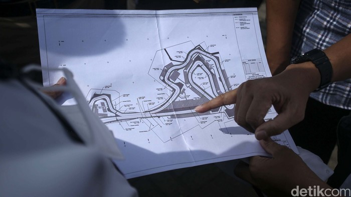 Komisi B DPRD DKI Jakarta meninjau lokasi Sirkuit Formula E di Ancol, Jakarta. Lahan ini ternyata dulunya merupakan rawa-rawa dan pembuangan lumpur hasil proyek.