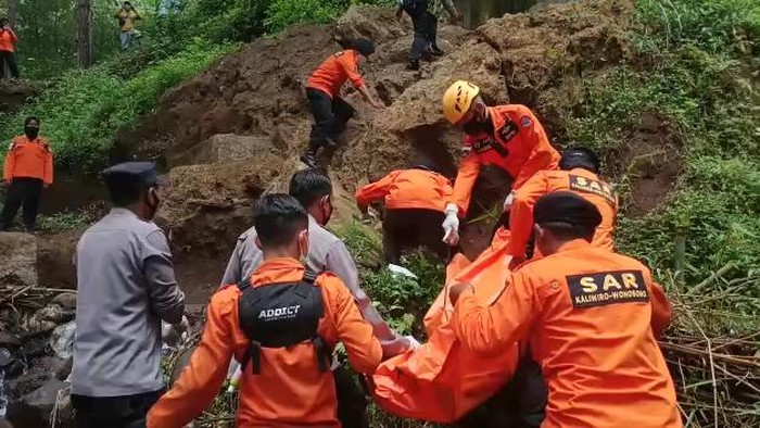 Evakuasi mayat korban di Sungai Kemadu, Wonosobo, Rabu (22/12/2021).