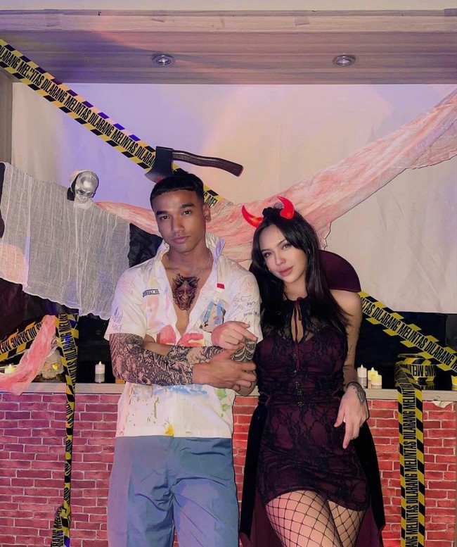 Tak banyak yang tahu, ternyata Fadly Faisal sudah memiliki seorang kekasih bernama Sarah Louise Gosling. Keduanya sempat beberapa kali terlihat membagikan momen kebersamaan mereka di Instagram. Foto: Instagram/@fadlyfsl_