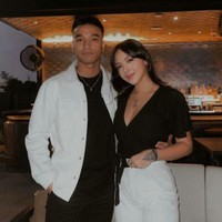 Fadly Faisal sempat mencuri sorotan karena seringkali kedapatan menemani anak semata wayang almarhum Bibi Ardiansyah dan Vanessa Angel, Gala Sky, saat tampil di berbagai acara. Sebelumnya Fadly sendiri ternyata juga sudah terjun di dunia entertainment dengan menjadi seorang model. Foto: Instagram/@fadlyfsl_