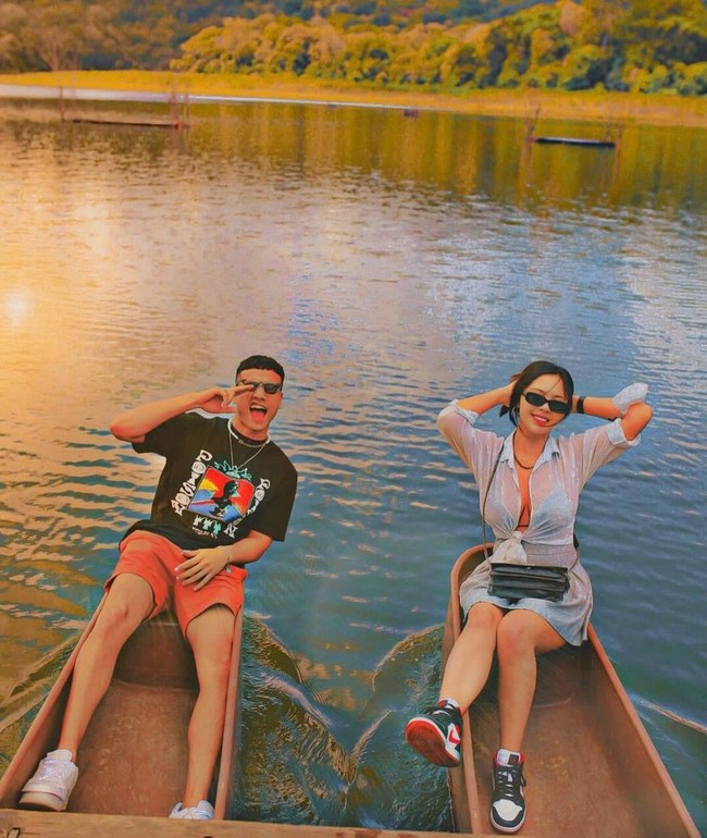 Kalau yang satu ini saat keduanya tengah berlibur bersama. Fadly dan Sarah tampak berpose di atas perahu.  Foto: Instagram/@srhloiseee