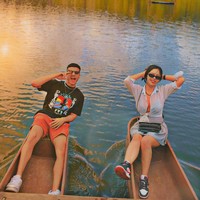 Kalau yang satu ini saat keduanya tengah berlibur bersama. Fadly dan Sarah tampak berpose di atas perahu.  Foto: Instagram/@srhloiseee