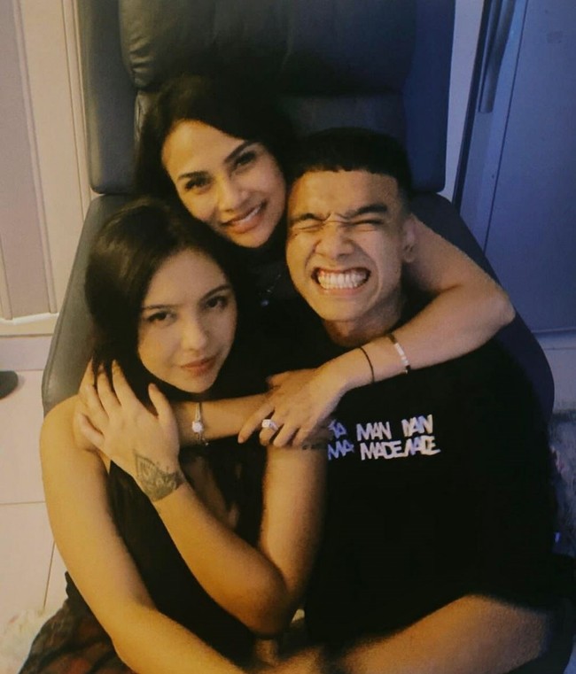 Sarah Louise Gosling juga rupanya cukup dekat dengan Vannesa Angel ketika Vanessa masih hidup. Sarah, Fadly, dan Vanessa pun sempat berfoto bersama dan membagikannya ke media sosial. Foto: Instagram/@srhloiseee
