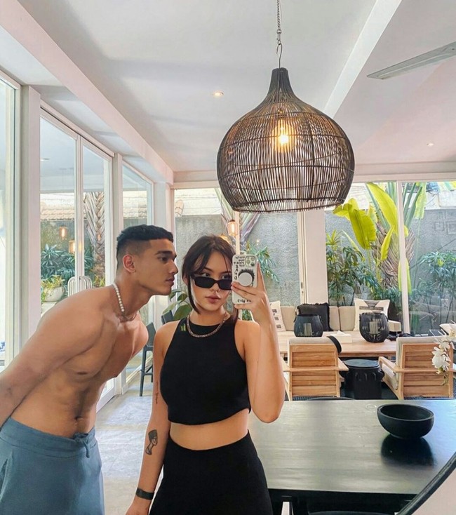 Fadly Faisal sudah pernah dipercaya untuk menjadi model iklan dari beragam produk ternama, mulai dari makanan hingga kendaraan. Penampilan Fadly pun kerap kali mencuri sorotan. Foto: Instagram/@fadlyfsl_