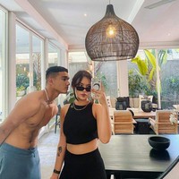 Fadly Faisal sudah pernah dipercaya untuk menjadi model iklan dari beragam produk ternama, mulai dari makanan hingga kendaraan. Penampilan Fadly pun kerap kali mencuri sorotan. Foto: Instagram/@fadlyfsl_