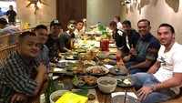 Menjadikan klub Persib sebagai keluarga kedua, Ezra juga kerap makan bersama tim dan pelatihnya. Menyambangi rumah makan Padang, ia ternyata gemar makan makanan Indonesia. Foto: Instagram/ezrawalian
